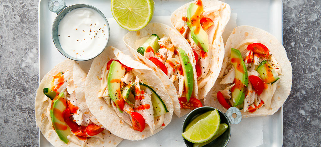 Tacos di pollo con salsa allo yogurt e lime